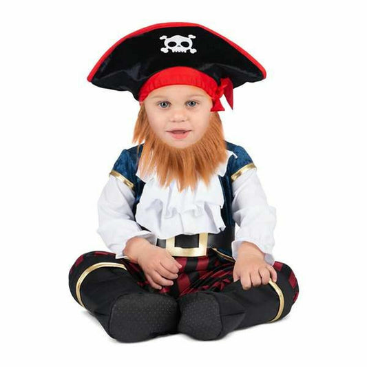 Ett litet barn sitter klädd i en komplett svart piratdräkt med randiga byxor, vit skjorta, väst, ett stort bälte, en pirathatt med dödskalle och ett rött falskt skägg.