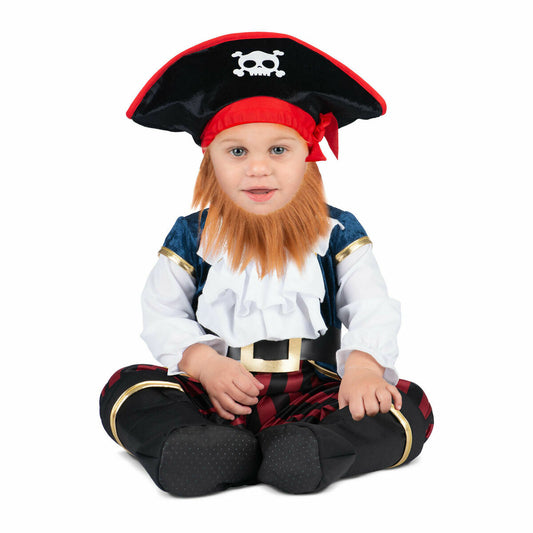 En liten bebis sitter i en komplett piratdräkt med vit skjorta, blå väst, röd-svarta byxor, en stor pirathatt med dödskalle och ett orangefärgat skägg.
