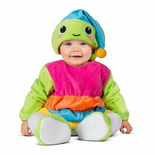 Ett leende litet barn sitter klädd i en färggrann, mjuk maskeraddräkt som liknar en larv eller mask, komplett med en matchande huva med ett ansikte.