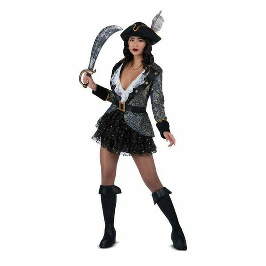 Kvinna klädd i en sexig piratdräkt som består av en mönstrad jacka, kort svart kjol, hatt och stövelskydd, hon håller en sabel i handen.