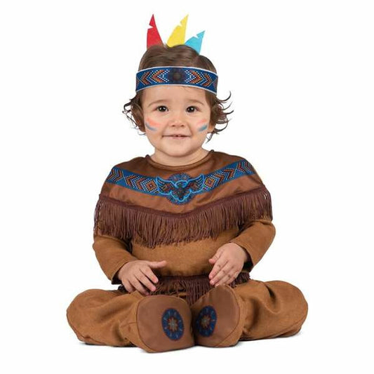 Ett litet barn sitter klädd i en brun maskeraddräkt i nativo americano-stil med fransar, ett mönstrat diadem med fjädrar och matchande mjuka skor.