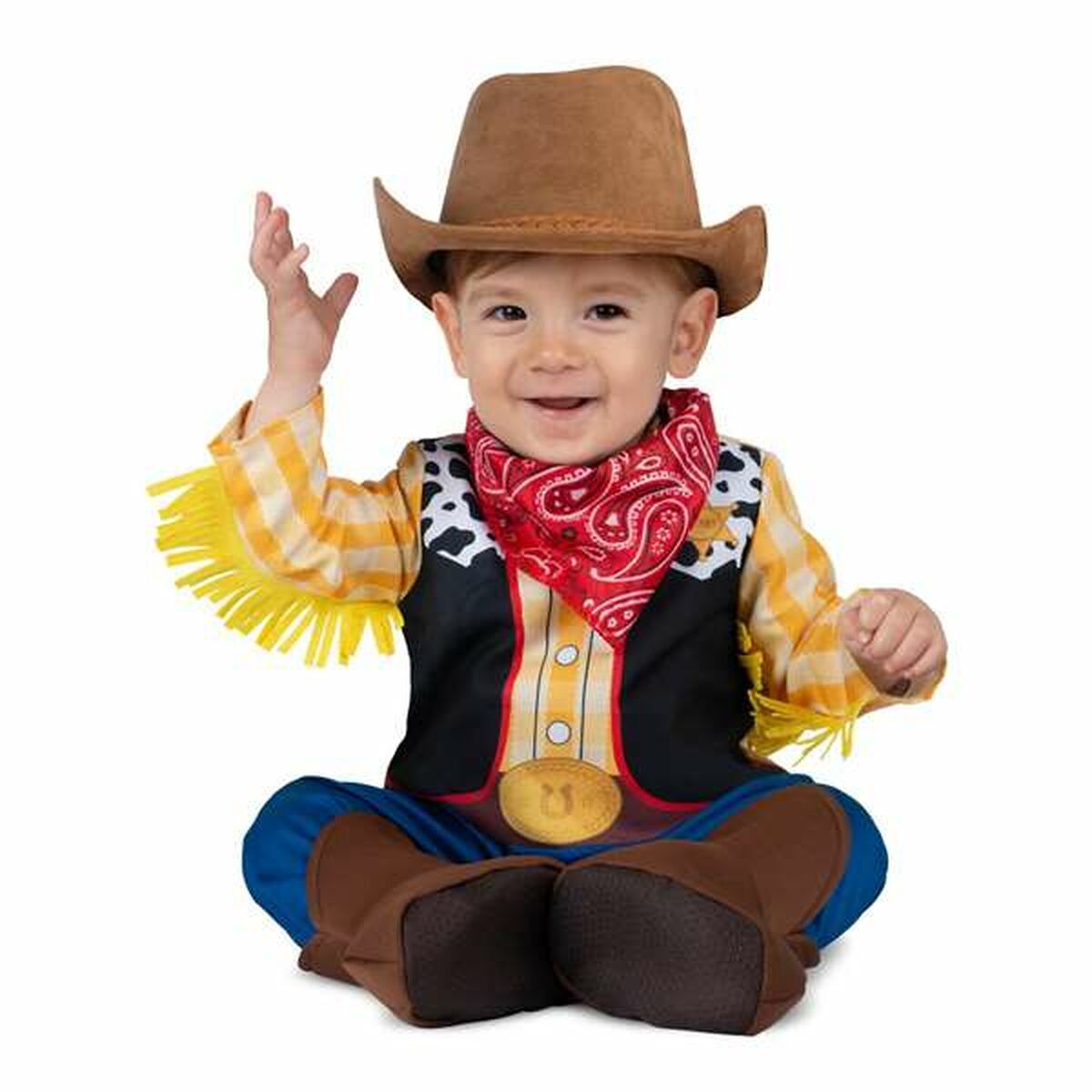 Ett litet barn sitter i en färgglad cowboy-maskeraddräkt, komplett med hatt, bandana, jumpsuit och stövlar, och ler glatt.