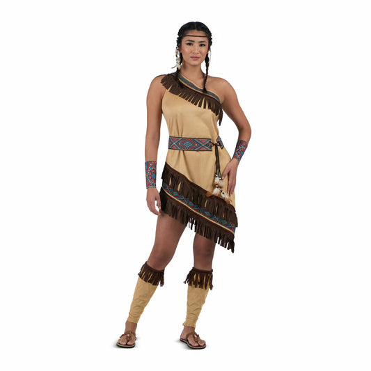 Kvinna i en beige och brun maskeraddräkt med fransar i amerikansk indian-stil, komplett med diadem, skärp, ärmband och benvärmare.