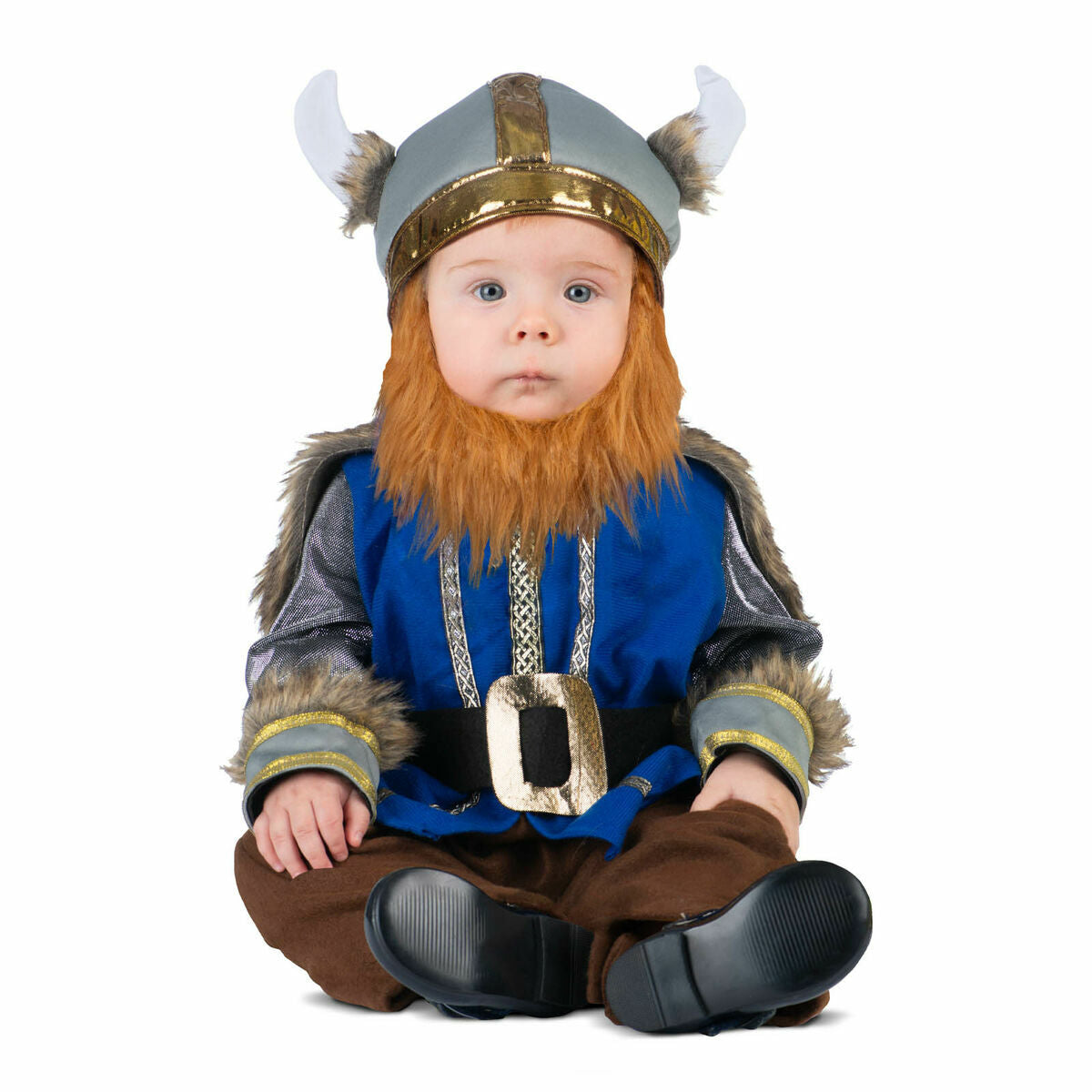 Söt bebis klädd i en tre-delad vikingadräkt med blå jumpsuit, brunt skägg och en grå hjälm med vita horn.