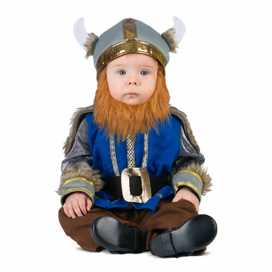 Söt bebis klädd i en tre-delad vikingadräkt med blå jumpsuit, brunt skägg och en grå hjälm med vita horn.