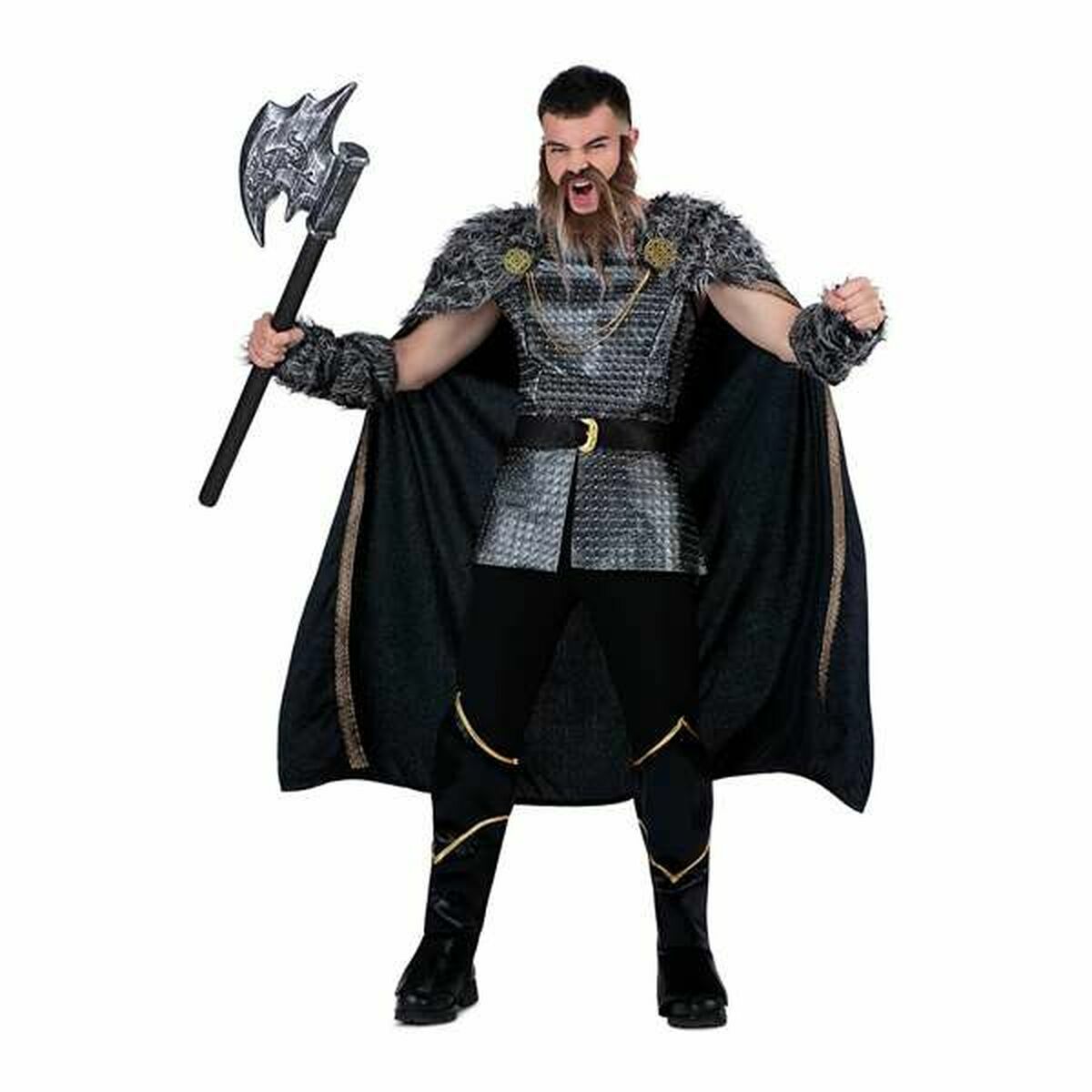 En man i en vikingadräkt som håller i en yxa, klädd i en mönstrad tunika, en stor svart mantel och matchande ärmar och stövelskydd.