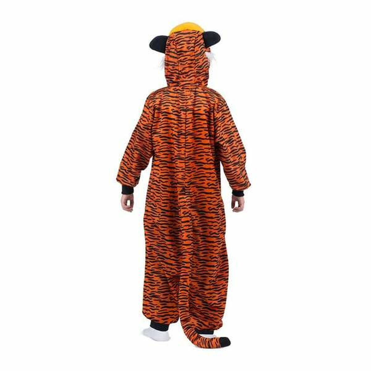 Barn som står med ryggen mot kameran i en orange och svartrandig tigeroverall med huva och svans.