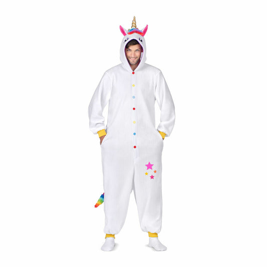 En leende man bär en vit enhörningsmaskeraddräkt i form av en jumpsuit med huva, färgglada knappar och en regnbågsfärgad svans som sticker ut baktill.