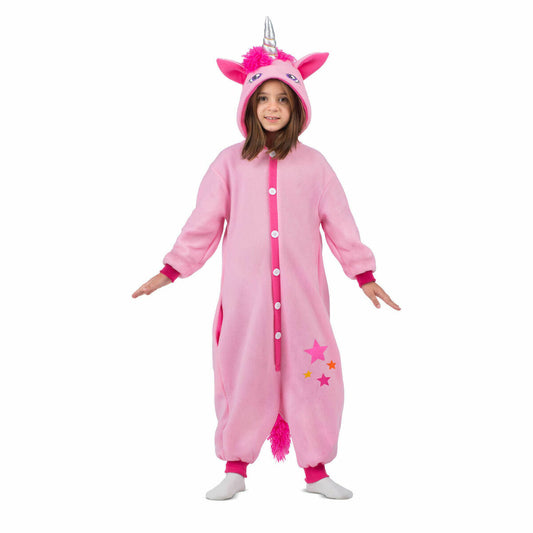 Ett barn som ler i en helkropps, rosa enhörningsdräkt i fleece med matchande huva som har horn och öron, samt en fluffig rosa svans.