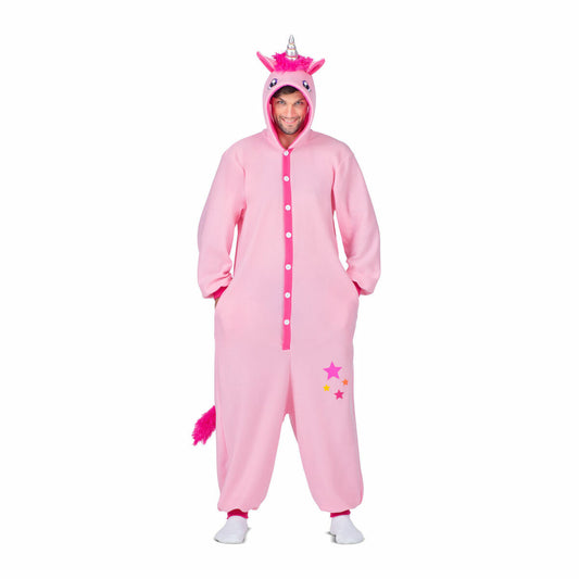 Man i en helkropps, mjuk rosa enhörningsjumpsuit med huva, horn, öron och fluffig rosa svans.