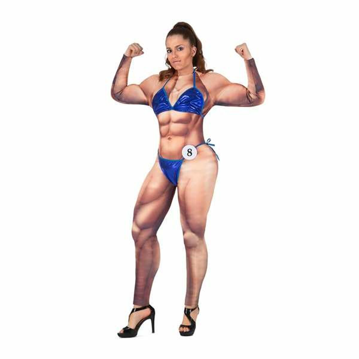 En person bär en heldräkt som simulerar en muskulös kvinnlig kroppsbyggare i blå glittrig bikini, poserande med armarna böjda.