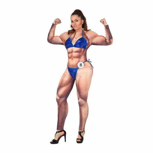 En person bär en heldräkt som simulerar en muskulös kvinnlig kroppsbyggare i blå glittrig bikini, poserande med armarna böjda.