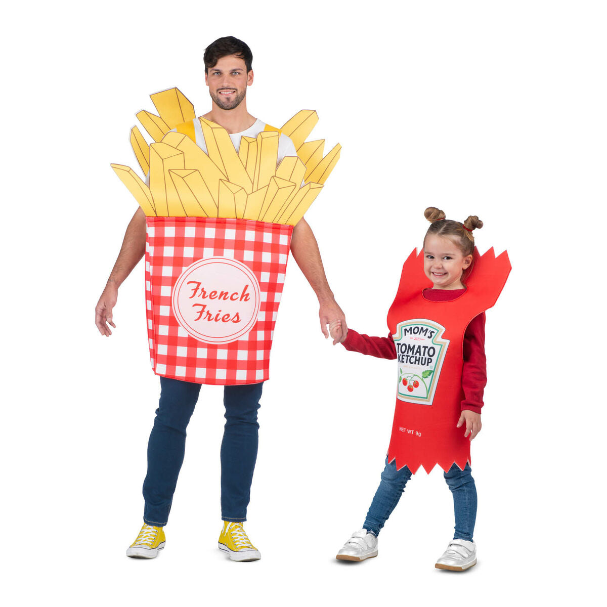 En vuxen man bär en stor utskuren maskeraddräkt som föreställer en hink med pommes frites i rött och vitt rutigt mönster, bredvid honom står ett litet barn i en röd ketchupflaska-dräkt.