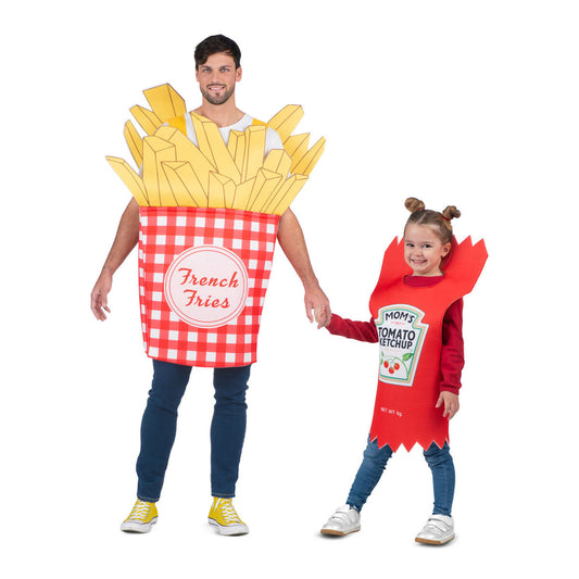 En vuxen man bär en stor utskuren maskeraddräkt som föreställer en hink med pommes frites i rött och vitt rutigt mönster, bredvid honom står ett litet barn i en röd ketchupflaska-dräkt.