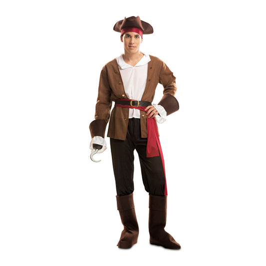 En man klädd i en komplett piratdräkt som inkluderar en brun jacka, vit skjorta, svarta byxor, en röd sash över ett svart bälte och en trekantig hatt.