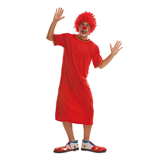 En glad man med rött krulligt peruk och clownsminkning bär en stor, löst sittande röd klänning med färgade band vid ärmslut och halsringning.