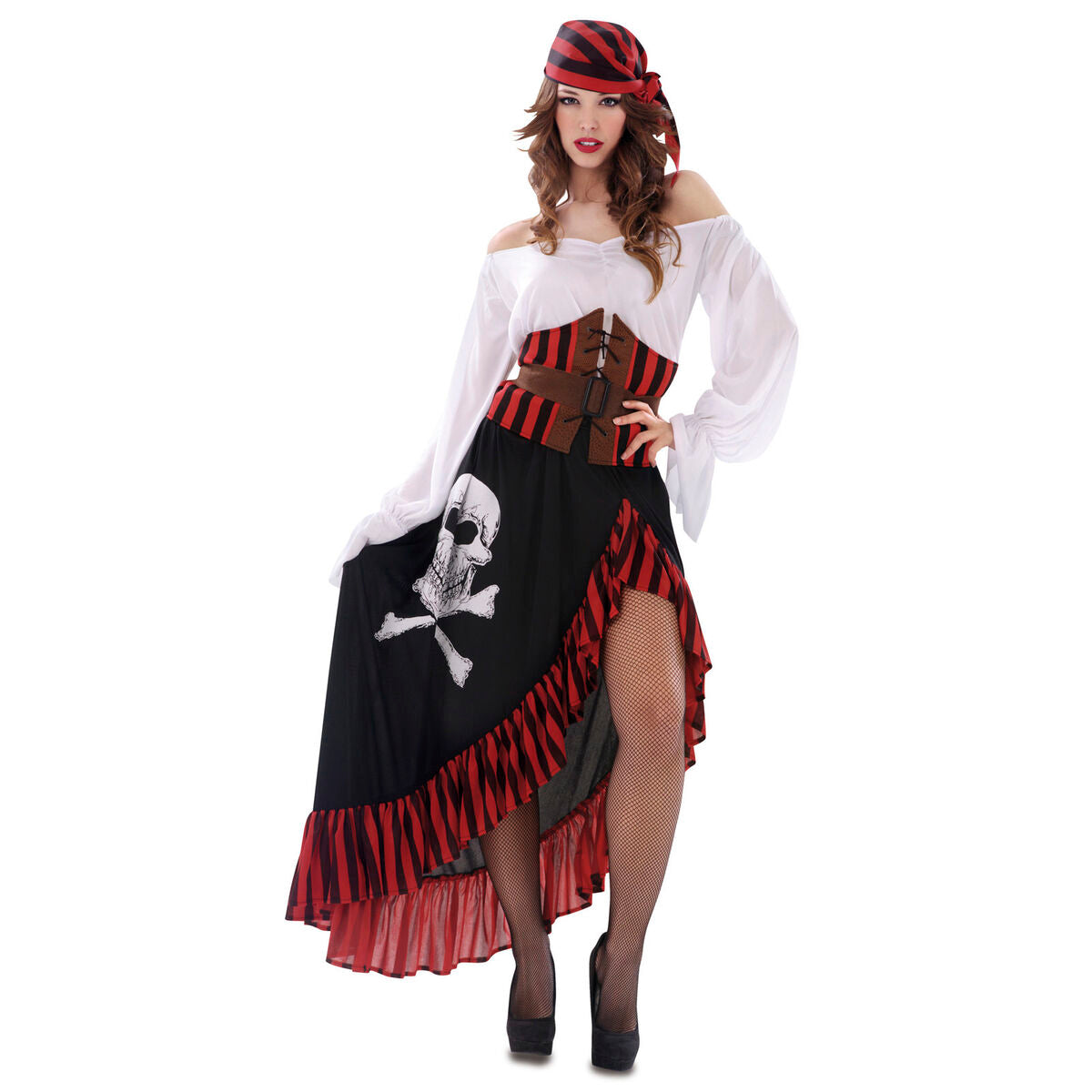 En kvinna i en piratdräkt med en randig bandana, off-shoulder skjorta, korsett, en lång kjol med dödskallemotiv och röda och svarta ränder.