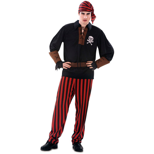 En man klädd i en piratmaskeraddräkt bestående av en svart skjorta med dödskallemärke, röd-svart randiga byxor och en röd-svart randig bandana.