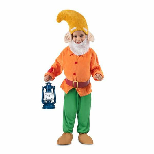 Ett litet barn som bär en komplett dvärgdräkt med orange tröja, gröna byxor, en gul plyscha-hatt, vitt skägg och håller i en blå lykta.