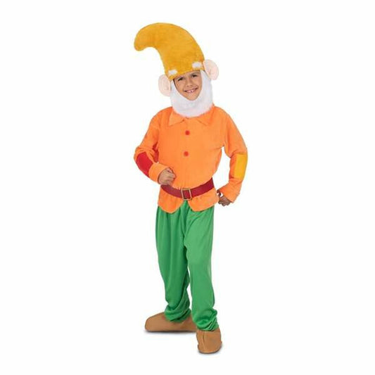 Ett leende barn klädd i en färgglad dvärgdräkt med orange skjorta, gröna byxor, rött bälte, och en lång gul mössa samt skotäcken.