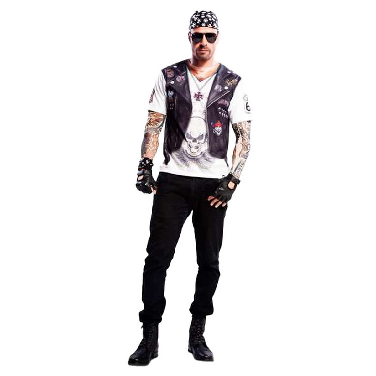 Man klädd i en maskeraddräkt som en motorcykelknutte, med en tryckt väst över en vit t-shirt, bandanna, solglasögon och fingerlösa handskar.