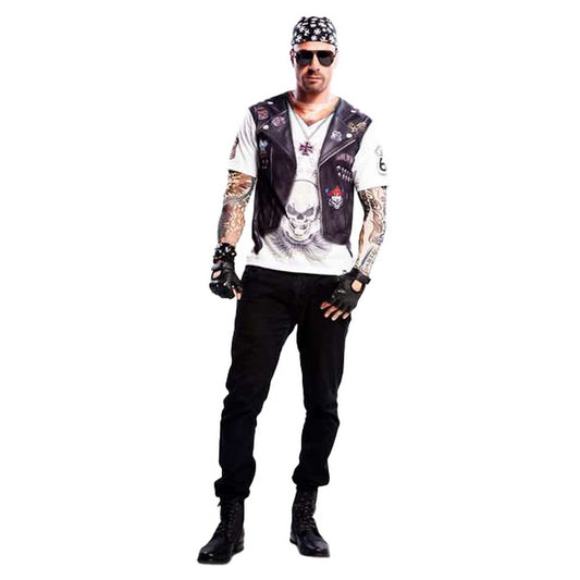 Man klädd i en maskeraddräkt som en motorcykelknutte, med en tryckt väst över en vit t-shirt, bandanna, solglasögon och fingerlösa handskar.