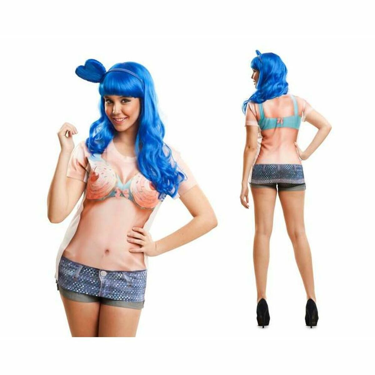 En kvinna i en ikonisk Katy Perry-inspirerad dräkt med en cupcake-bh och jeansshorts, med en blå peruk och blå hjärtformade öron.