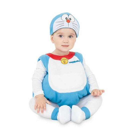 En liten bebis sitter ner iklädd en mjuk blå och vit Doraemon-maskeraddräkt med tillhörande mössa som föreställer figurens huvud.
