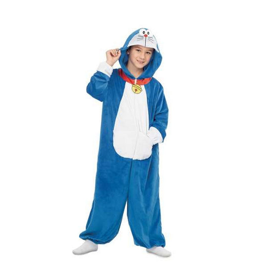 Ett leende barn bär en mjuk, blå Doraemon jumpsuit med vit mage och en huva med kattansikte och en röd krage med en gul bjällra.