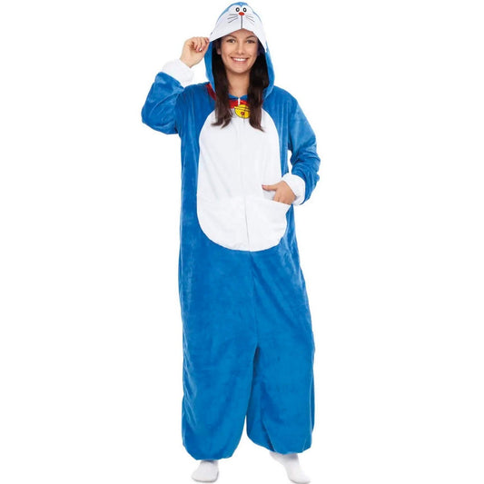 En kvinna ler medan hon bär en helkroppsblå plyschdräkt med vit mage och en huva som föreställer huvudet på karaktären Doraemon, komplett med ett rött halsband och en gul klocka.