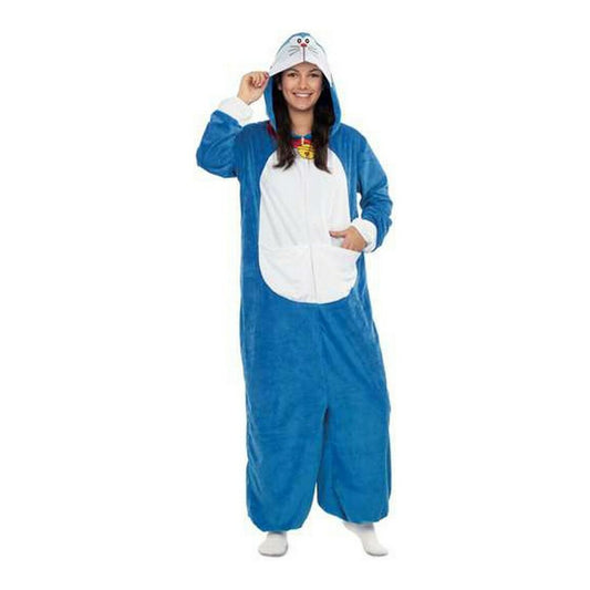En leende kvinna bär en helkropps, fluffig blå jumpsuit med vit mage och en huva som föreställer ansiktet på karaktären Doraemon.