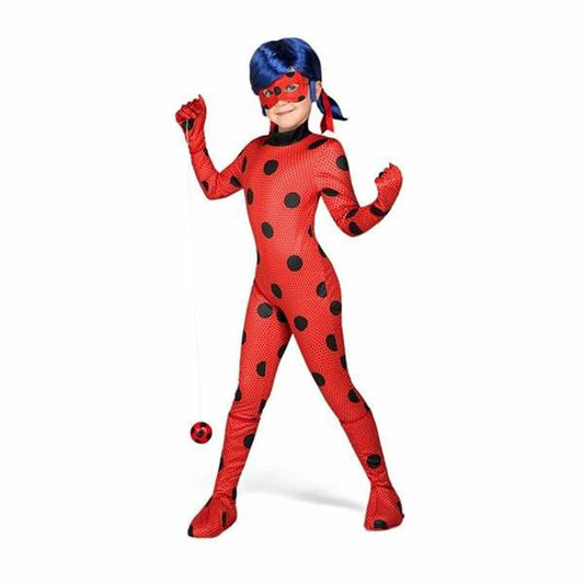 Ett barn iklädd en komplett röd och svart prickig Lady Bug maskeradkostym, komplett med mask, peruk och hållandes i en röd jojoliknande accessoar.