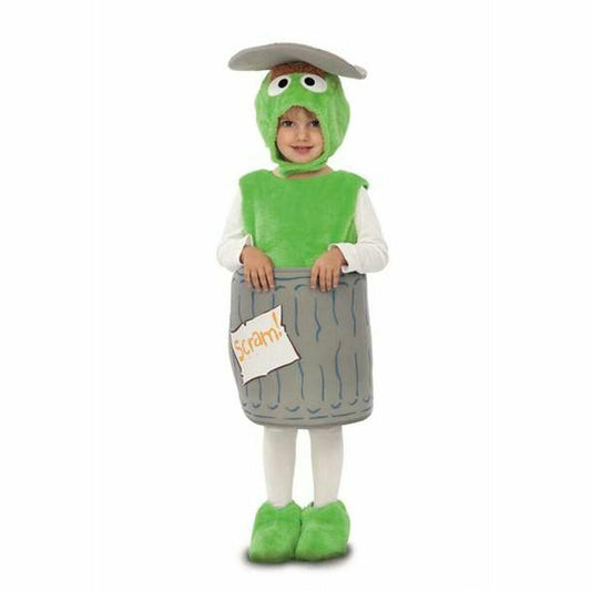 Ett litet barn poserar i en grön Oscar the Grouch-inspirerad maskeraddräkt som inkluderar en grön huva med ögon och en grå soptunna med en "Scram!"-lapp fastsatt på framsidan.