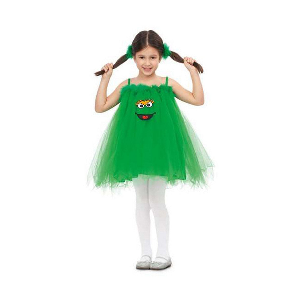 En glad liten flicka poserar i en kort, fluffig, grön tyllklänning som föreställer karaktären Oscar The Grouch, med ett ansikte tryckt mitt på magen.