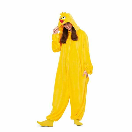 En glad kvinna i en stor, fluffig gul kycklingmaskeraddräkt med huva som har ett tecknat hönsansikte.