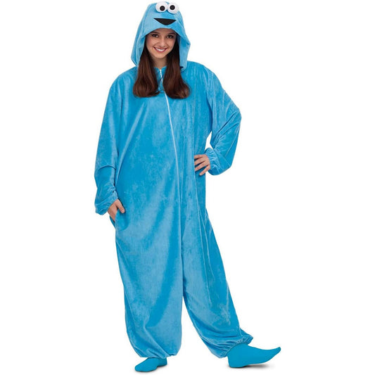 En kvinna ler ikapp medan hon poserar i en helkropps, blå, plyschig Cookie Monster maskeraddräkt med huva.