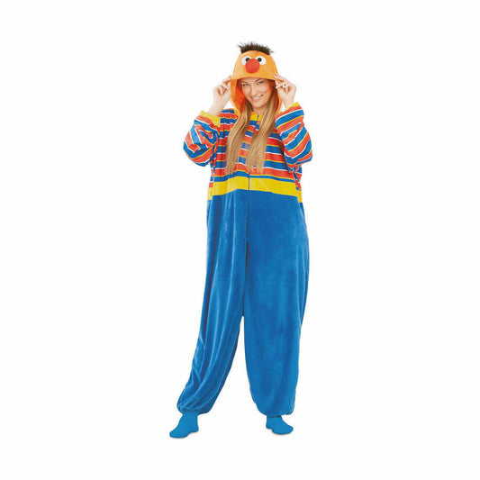 En kvinna i en blå och orange/rödrandig unisex jumpsuit med huva som föreställer karaktären Epi från Sesame Street.