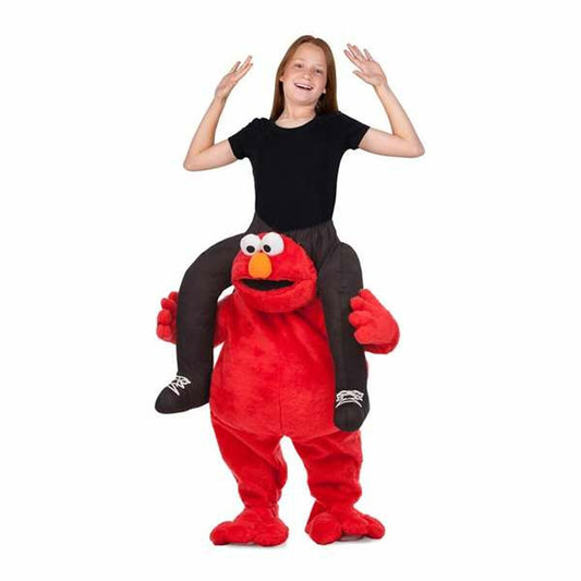 Ett barn poserar i en röd Elmo ride-on maskeraddräkt där det ser ut som barnet rider på Elmos axlar.