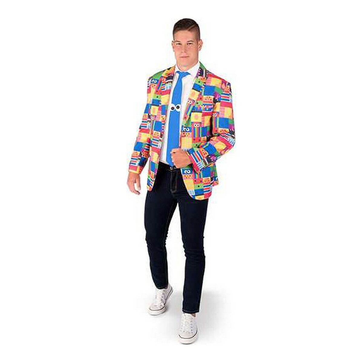 En man bär en färgglad kavaj med Sesame Street-mönster, en blå slips och mörka jeans.