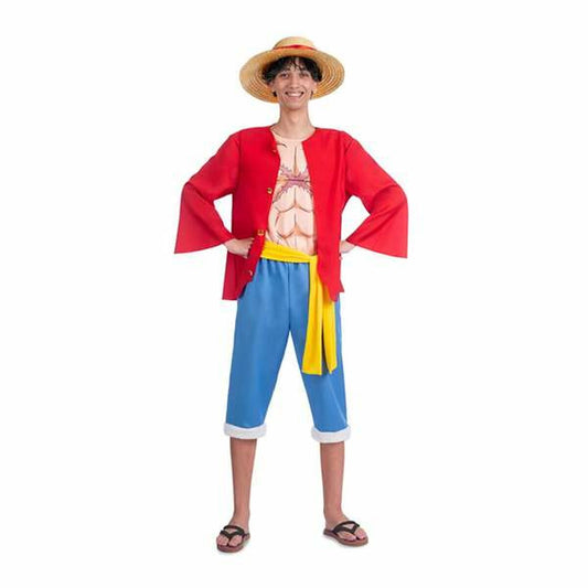En vuxen person i en Luffy-inspirerad maskeraddräkt som inkluderar en röd öppen jacka, en T-shirt med tryckta magmuskler, blå korta byxor, ett gult midjeband och en halmhatt.
