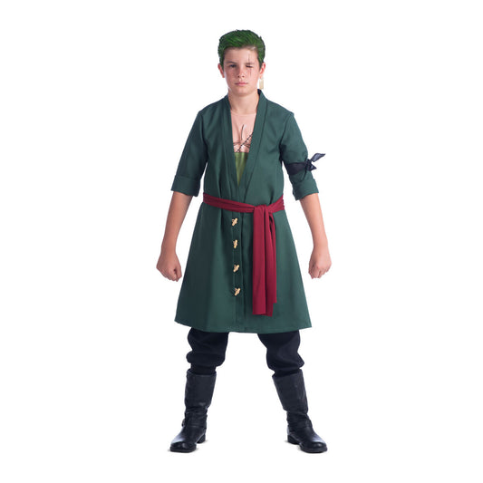 Ett barn klädd i en Roronoa Zoro-inspirerad maskeraddräkt med en grön jacka, rött skärp och grönt hår.