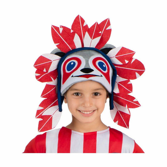 Ett glatt barn bär en röd, vit och grå mössa som liknar ett indianinspirerat huvudbonad, dekorerad med röda och vita fjädrar, designad som maskot för fotbollslaget Atlético de Madrid.
