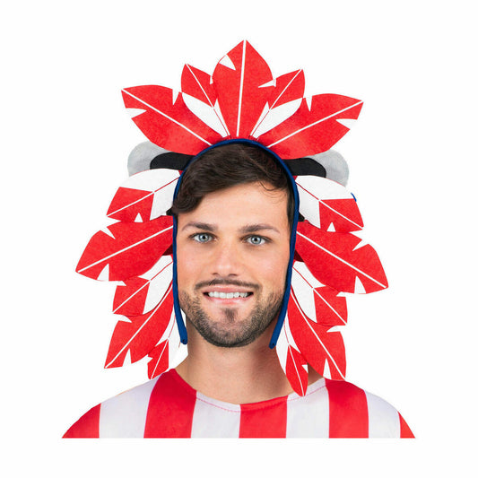 En leende man med mörkt skägg bär en stor, färgglad huvudbonad med röda och vita fjädrar i stil med en indianhövding, som representerar fotbollslaget Atlético de Madrid.