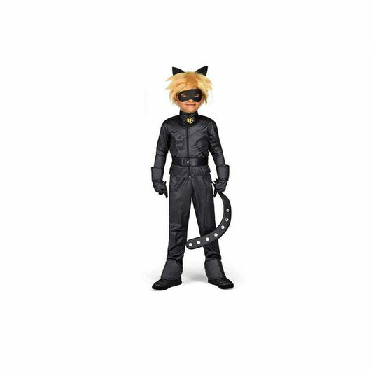 Ett barn klädd i en komplett svart Cat Noir maskeraddräkt, komplett med blond peruk, mask, handskar och en böjd svans med vita detaljer.