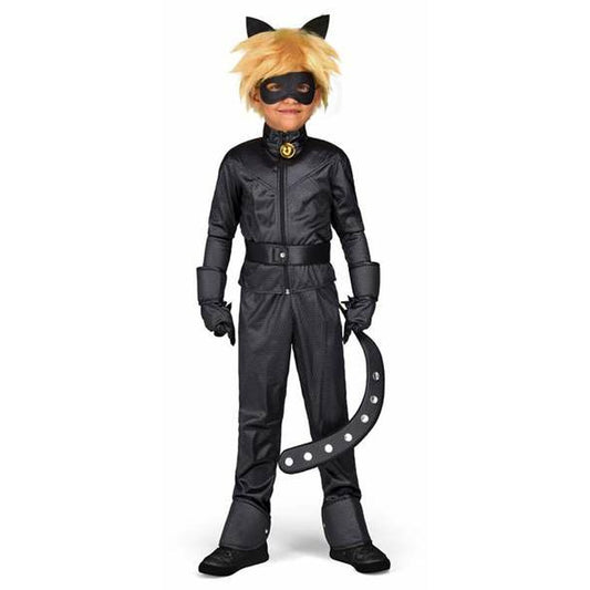 Ett barn i en komplett svart maskeraddräkt som föreställer en kattfigur, komplett med svart mask, blont peruk, svarta handskar, och en böjd svart svans med vita detaljer.