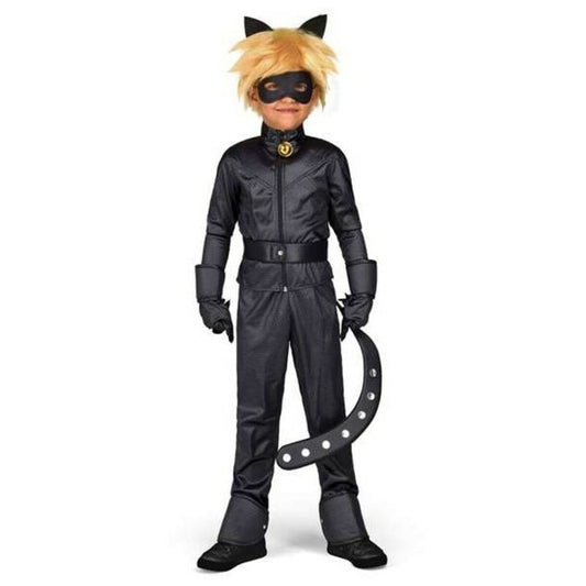 Ett barn klätt i en helsvart Cat Noir maskeraddräkt med blont hår, svart ögonmask, handskar, bälte, stövelliknande överdrag och en böjd, prickig svans.