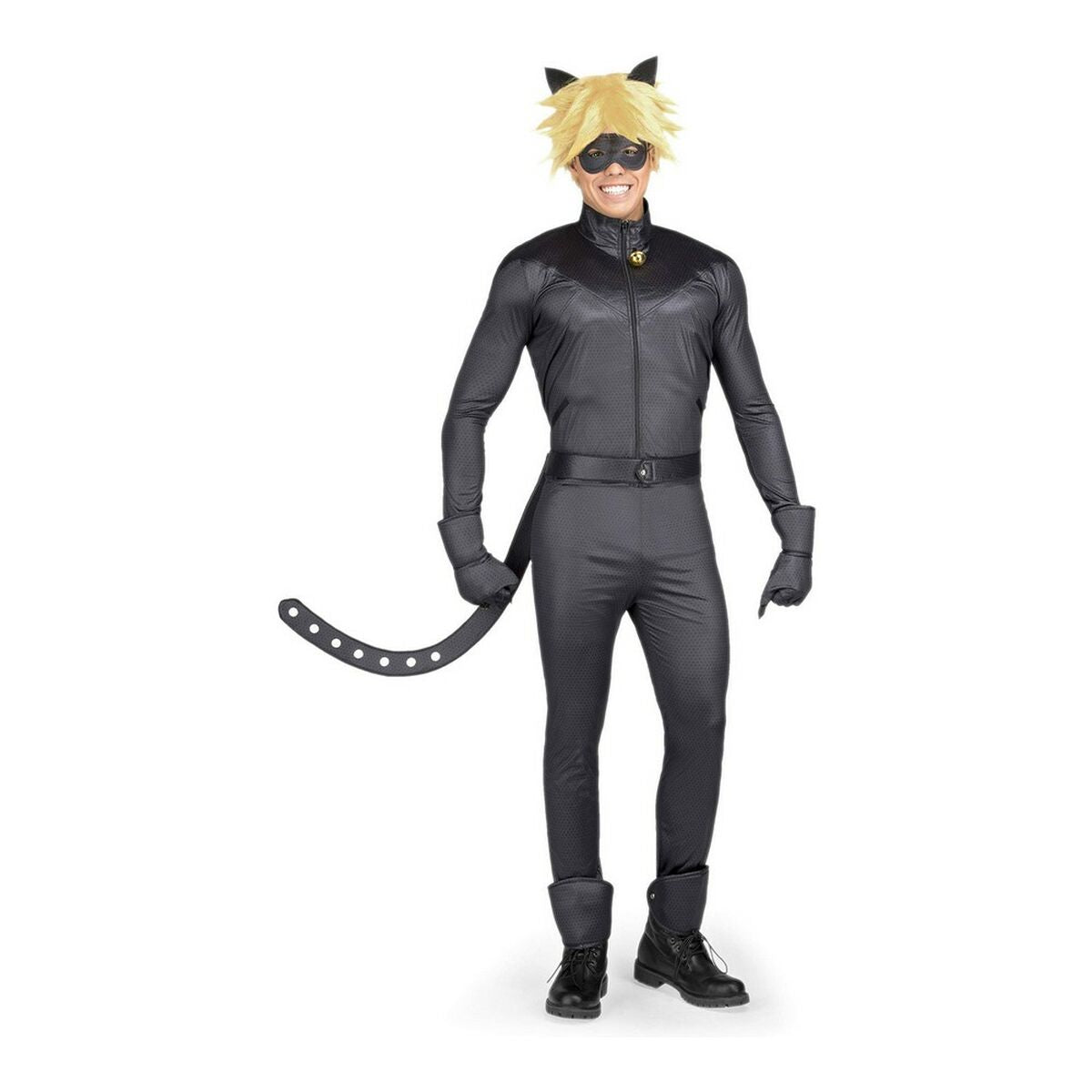 Ett barn eller ung vuxen poserar i en helkropps svart Cat Noir-maskeraddräkt med blond peruk, ögonbindel, handskar och en böjd svart svans.
