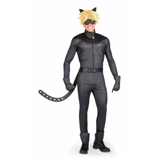En man iklädd en helsvart, tight maskeraddräkt som föreställer en svart katt, komplett med blond peruk, ögonbindel, handskar och en böjd svans.