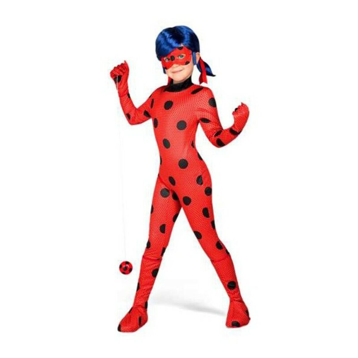 Ett barn poserar i en röd och svart prickig LadyBug maskeraddräkt, komplett med blå peruk och ögonmask, samt håller i en röd boll på en snodd.