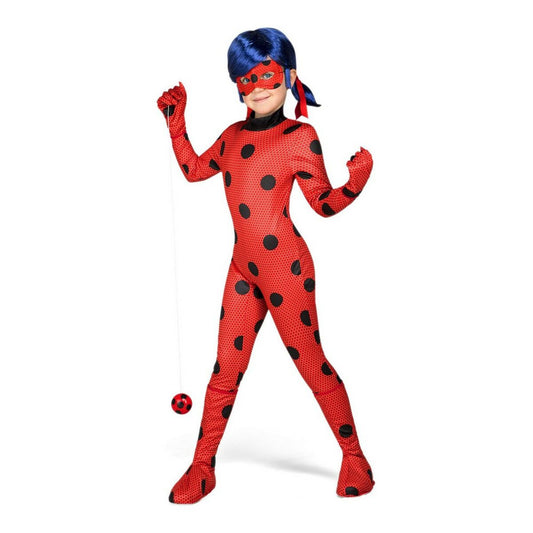 Ett barn i en röd och svart prickig Lady Bug maskeraddräkt, komplett med mask och blont hår med blåa detaljer, håller i en röd, prickig jojoliknande accessoar.